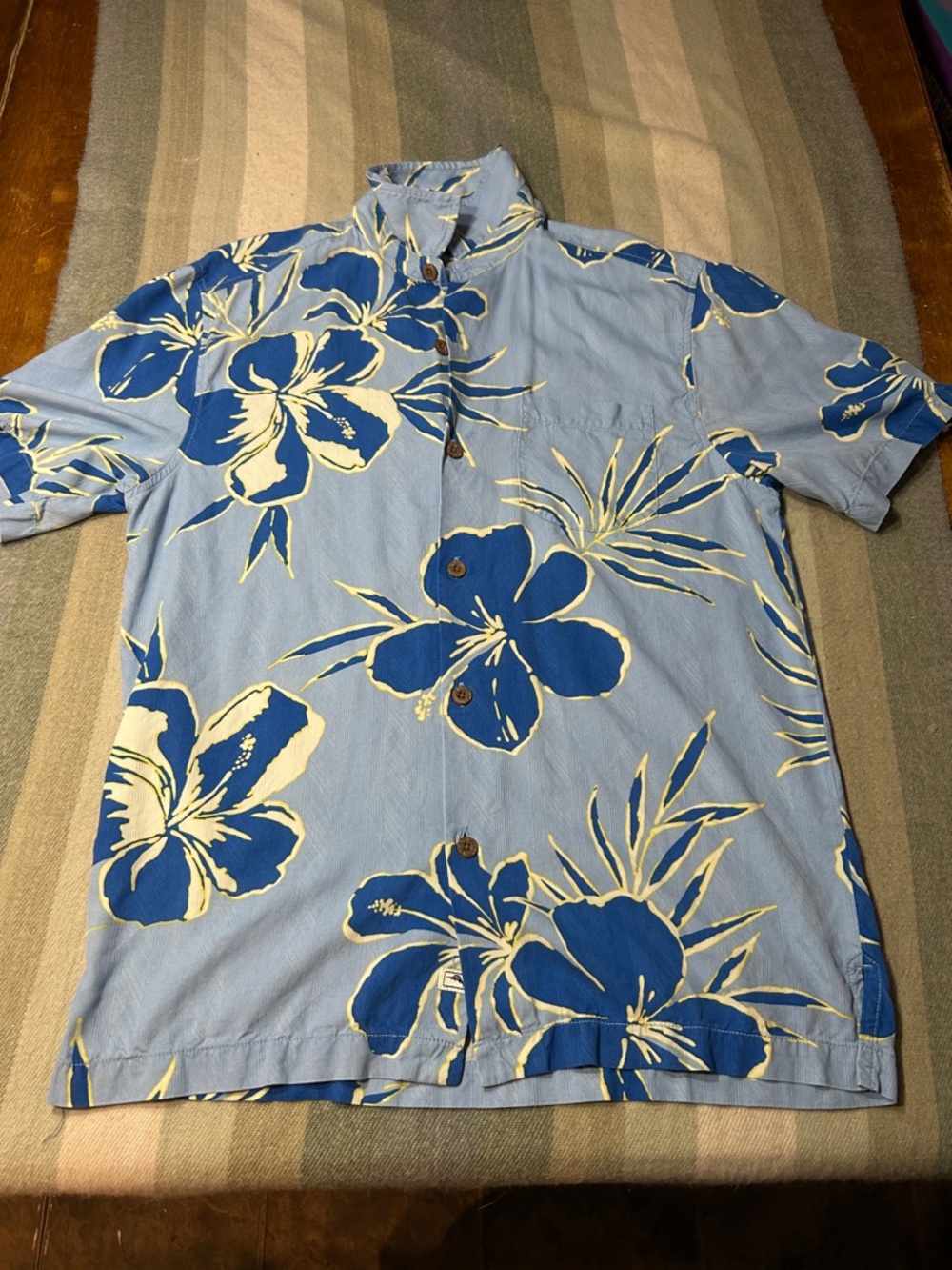 Tommy Bahama Casual Light Blue Hawaiian Floral Button-Down Shirt silk size small